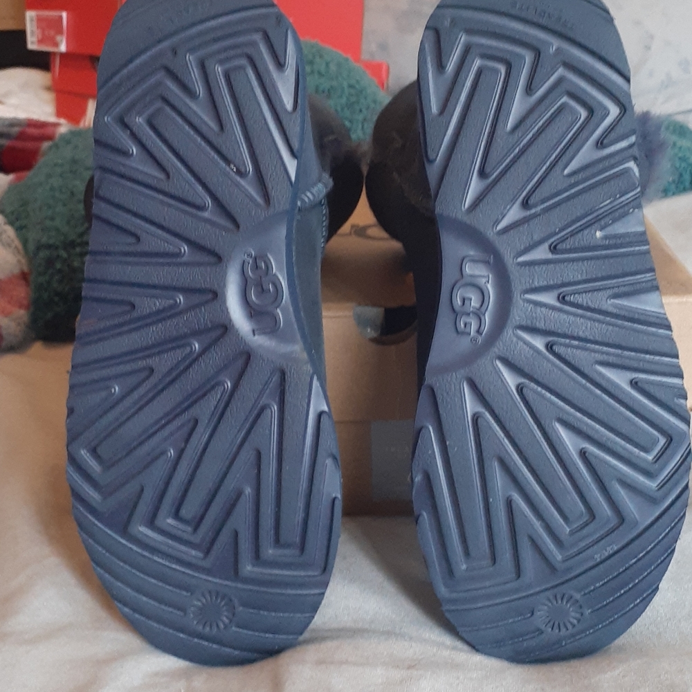 UGGS - Picture 4 of 6